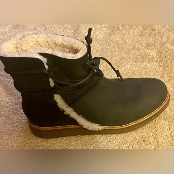 UGG leather and shearling ankle boots size 9. New - Picture 8 of 8